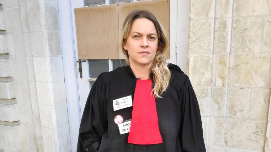 Me Hélène Galluet a accepté de plaider ce jeudi, mais uniquement pour cas de force majeure. Et elle a plaidé avec un badge bien en vue pour signifier son état de gréviste.